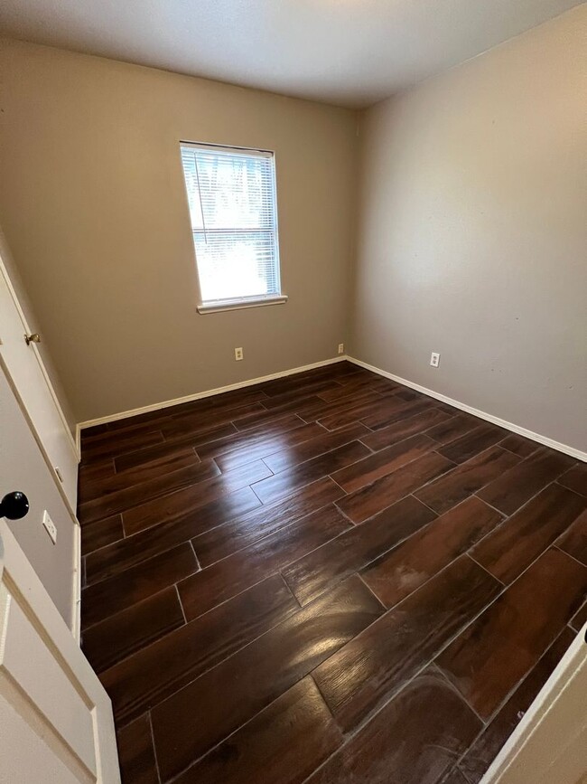 Building Photo - 3 bed 1 Bath House, Total Electric.