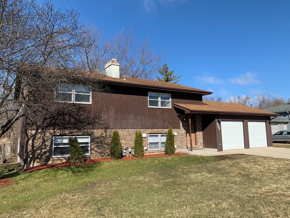 722 S McHenry Ave, Crystal Lake, IL 60014 Townhome Rentals in Crystal