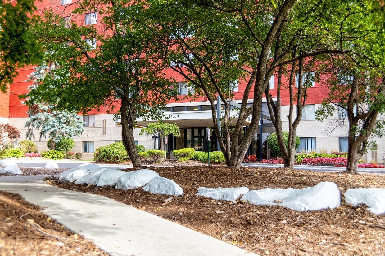 Regal Towers 2700027600 Franklin Rd Southfield, MI Apartments for