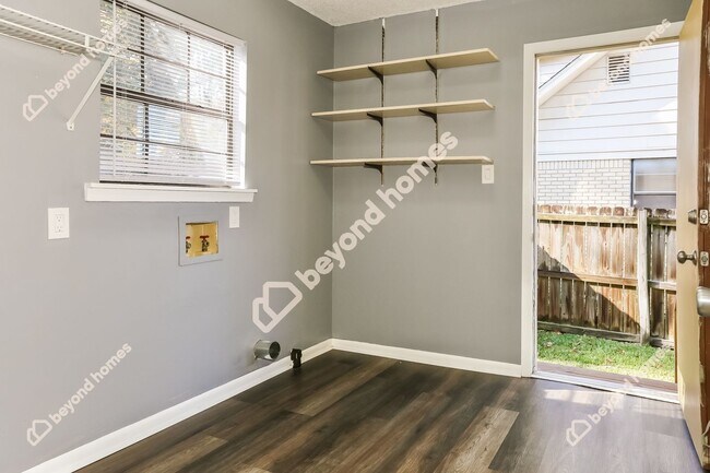 Building Photo - Beautifully renovated 3 bedroom / 1.5 bath...
