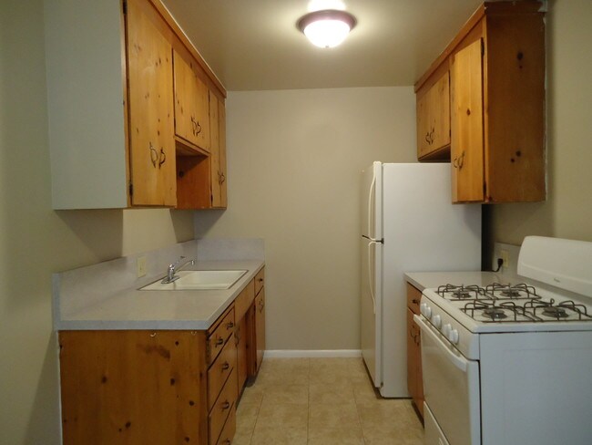 Building Photo - 275 E 19th St