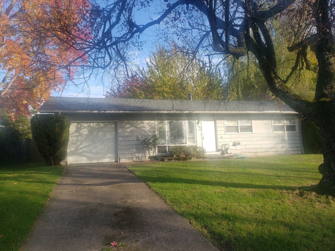 Foto principal - 3 Bedroom Ranch with Large Yard Near Cedar...