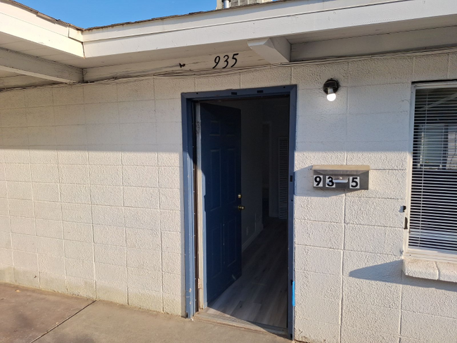 Building Photo - 935 S Thorne Ave