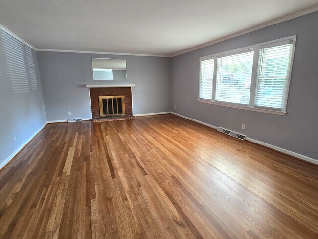 Building Photo - 2402 Chatham Dr