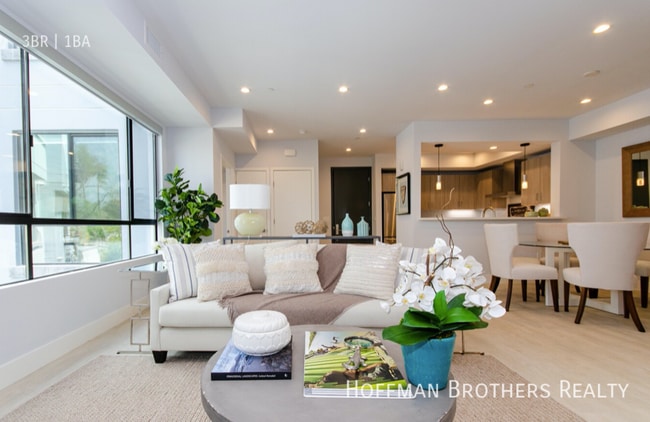 Building Photo - 5955 Saturn St