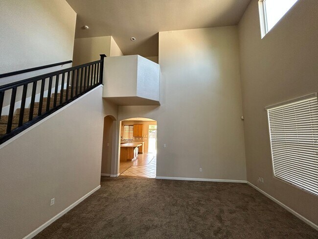 Building Photo - Spacious 6 Bedroom 3.5 Bathroom in SE Visalia!!