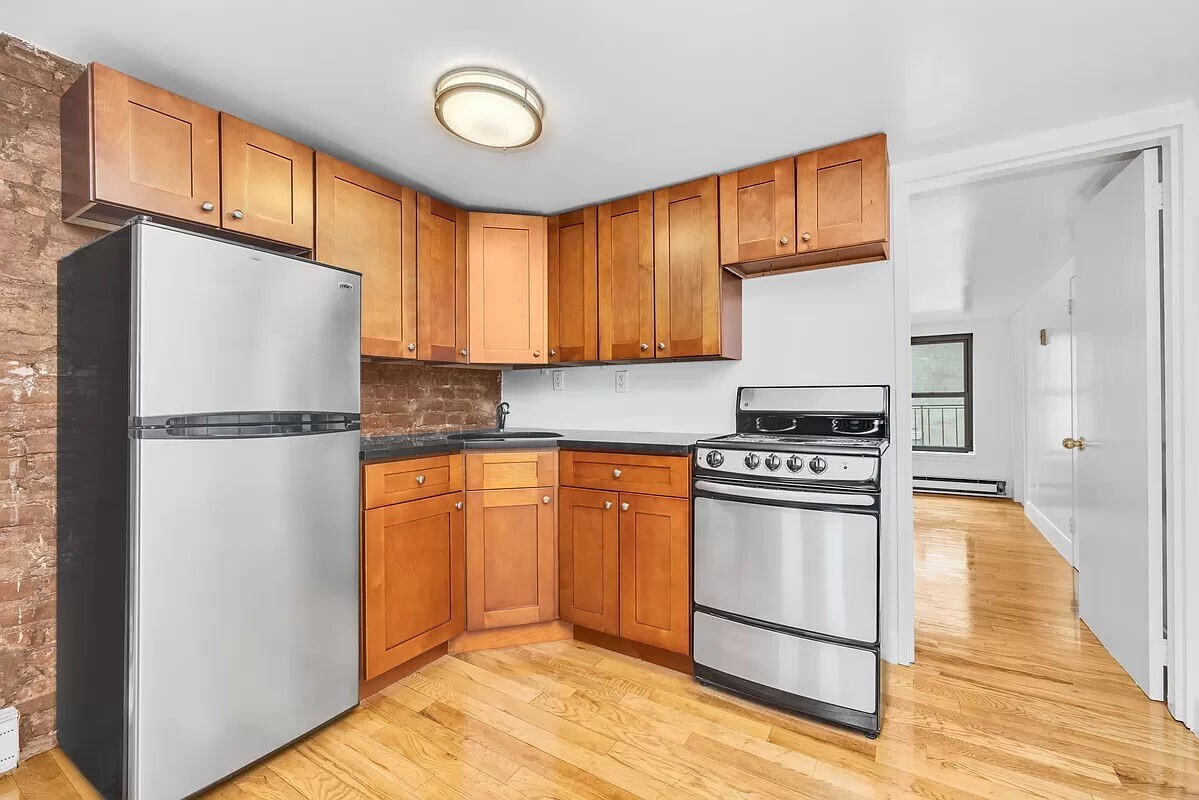 Building Photo - 211 Seventh Avenue