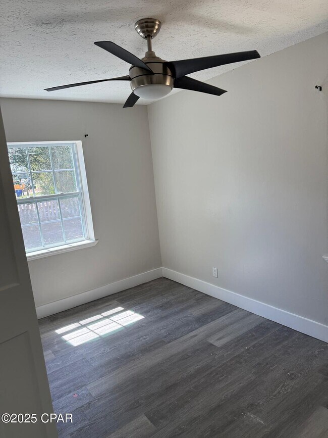 Building Photo - 1305 Flower Dr