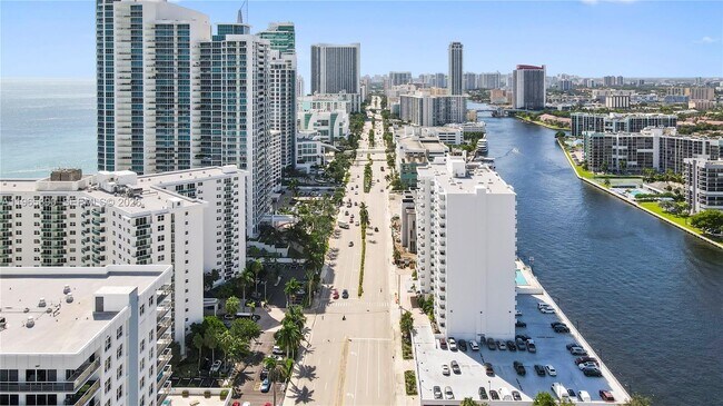 Foto del edificio - 3000 S Ocean Dr