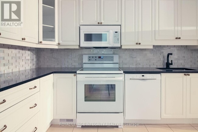 Building Photo - 1080 Des Ormes Pl