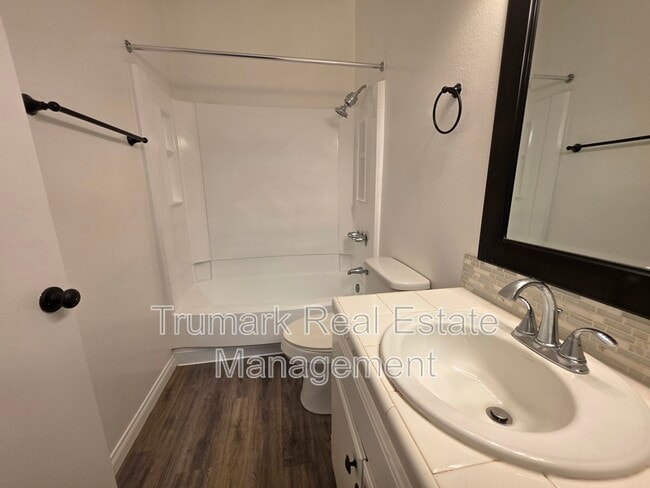 Foto del edificio - 14605 Burbank Blvd