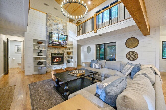 Building Photo - 47 White Pne Rd