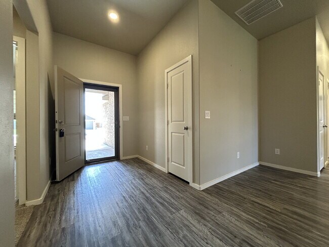 Foto del edificio - Charming 3-Bedroom Home with Cozy Fireplac...