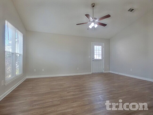 Foto del edificio - 279 Legend Oaks Dr