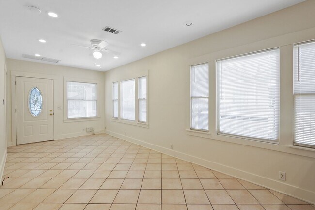 Foto del edificio - 2723 E 8th St