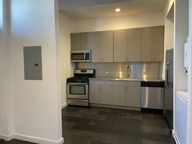 Foto del edificio - 1824 W 35th St