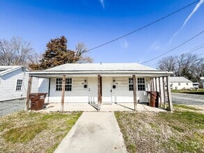 Building Photo - 713 Robbins St