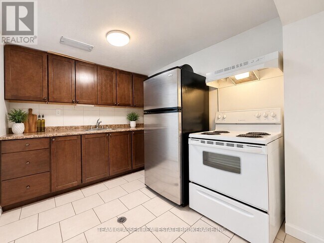 Building Photo - 884 Trafalgar St