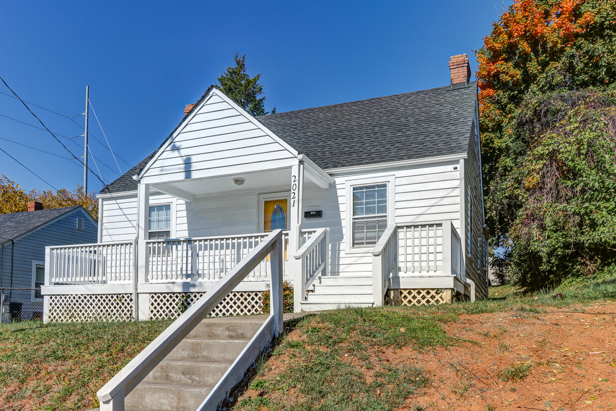 Exterior Photo - 2021 Rose Ln
