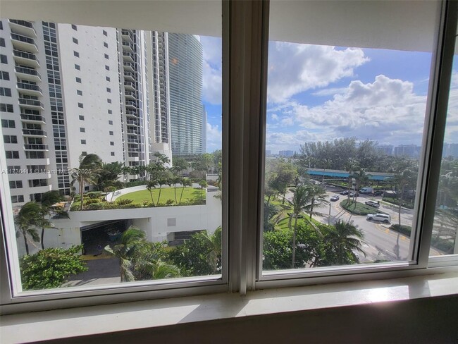 Foto del edificio - 19201 Collins Ave