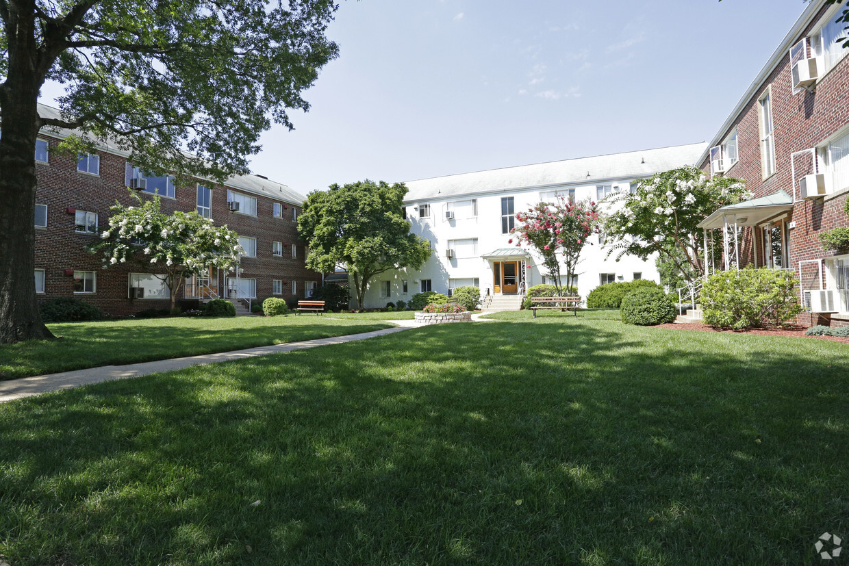 Courtyard - Oakland Apartments