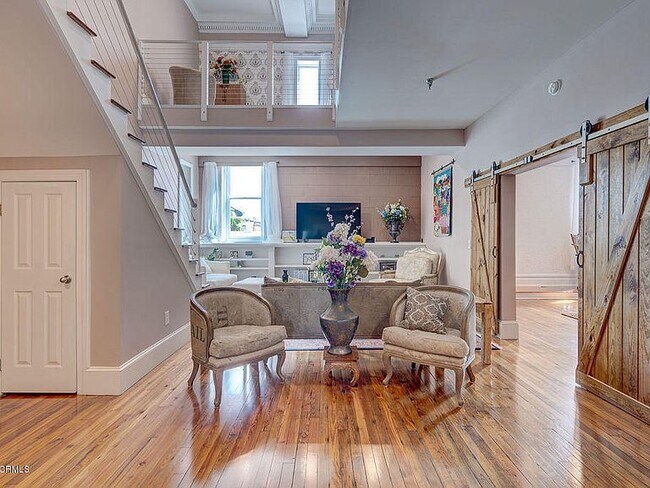 Entry and entertainment - 21 N Front St