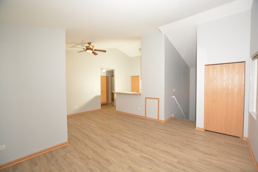 1831 Silverstone Dr Unit 1831, Carpentersville, IL 60110 Condo for Rent in Carpentersville, IL