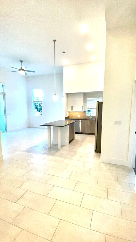 Primary Photo - 10500 NW 78th St