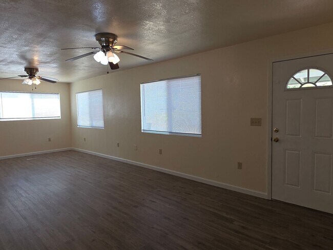 Foto del edificio - 6635 Happy Valley Rd