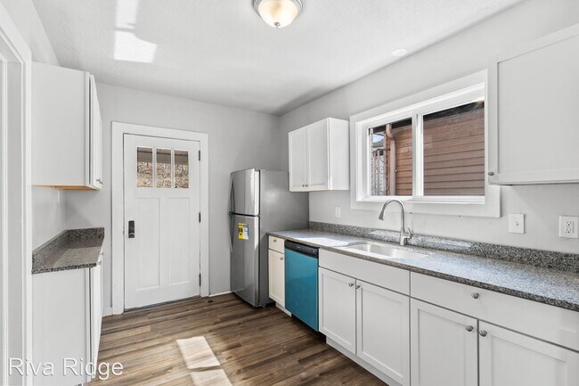 Building Photo - 3 br, 1 bath House - 422 George Street