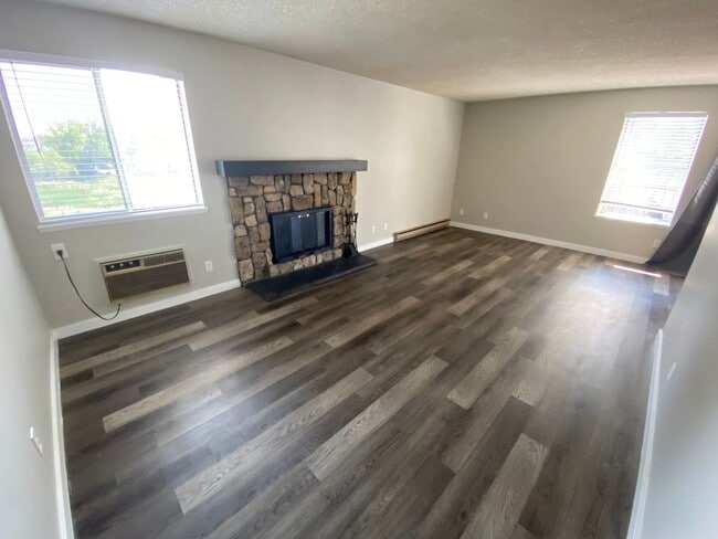 Building Photo - Spacious Updated Condo
