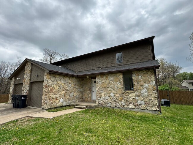 Building Photo - 201- 203 Briarcrest Ct