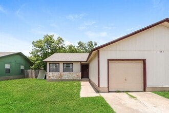 Building Photo - 1002 Country Aire Dr