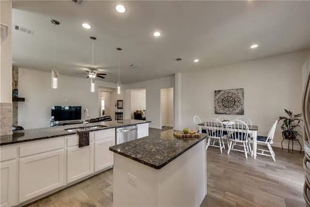Foto del edificio - 15448 Bluffdale Dr
