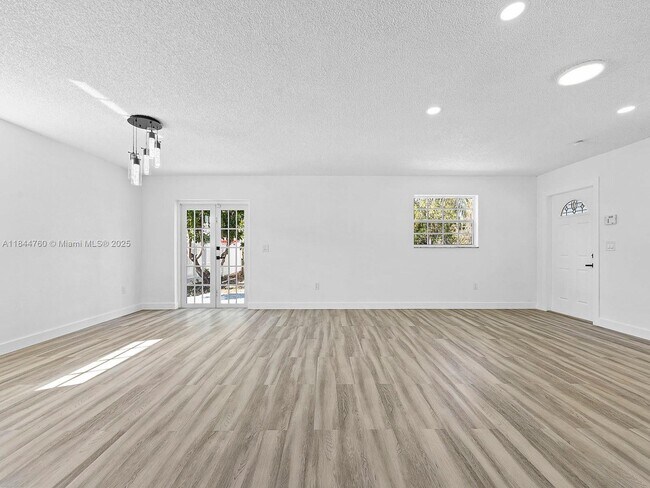 Foto del edificio - 139 NE 17th St
