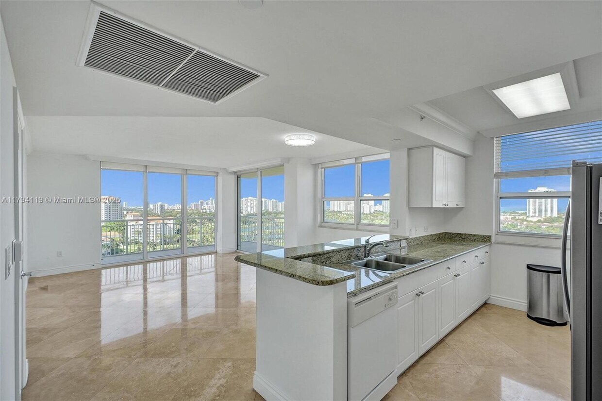 Foto principal - 19501 W Country Club Dr