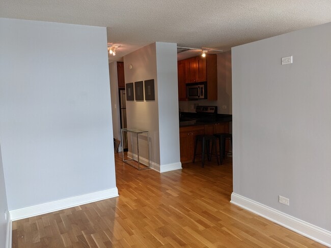 Photo - 450 W Briar Plz Apartment