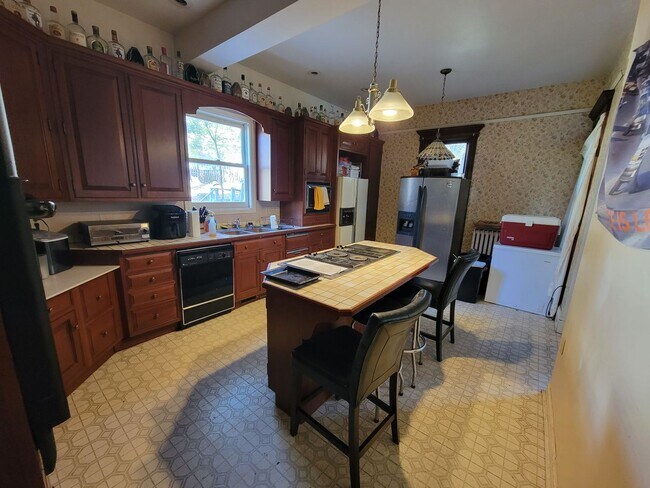 Building Photo - 2115 E 1st St