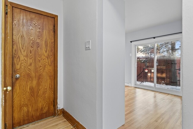 Building Photo - 1680 Bd Desmarchais