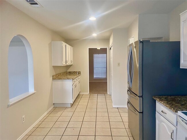 Building Photo - 2706 Lindbergh Dr