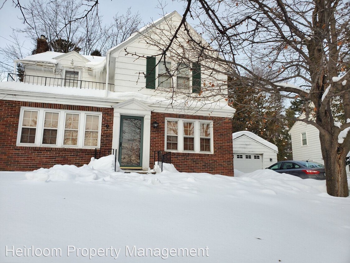 3 br, 2 bath House 15 E Kent Rd House Rental in Duluth, MN