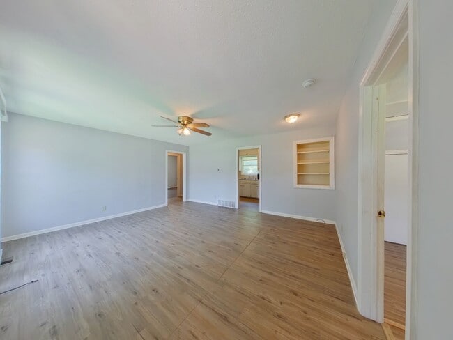 Building Photo - 1557 N Broadview Ave