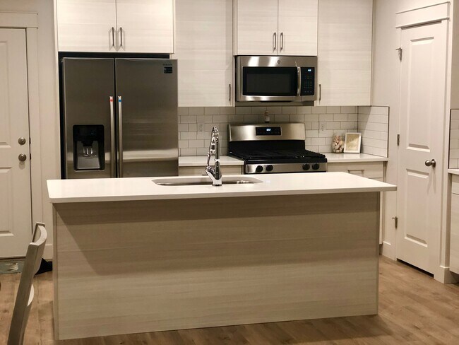 Foto del edificio - 245 E Brigham Ln