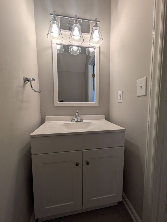 Building Photo - Renovated 2BD/1.5 Unit at Northowne Heights