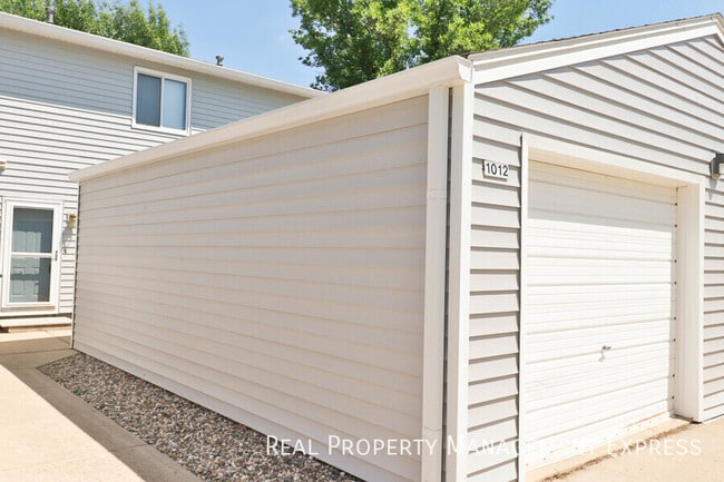 Building Photo - Lovely 2 Bedroom 2.5 Bathroom Townhome