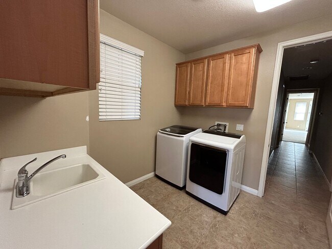 Building Photo - Gorgeous 5bd+ 3bd! Ria Bravo