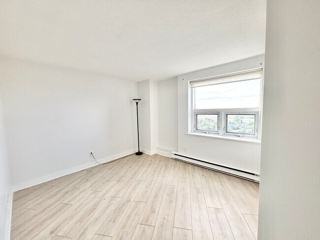 Photo du bâtiment - 2 BED - 1 BATH - OTTAWA - CONDO