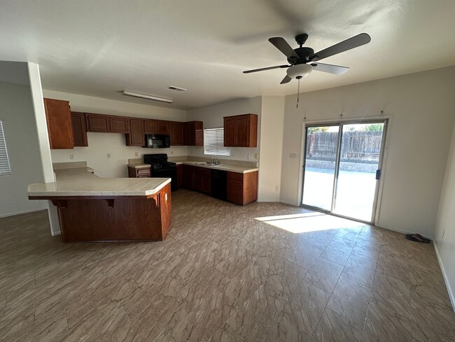 Foto del edificio - Charming 4-Bedroom Rental in Bakersfield, CA