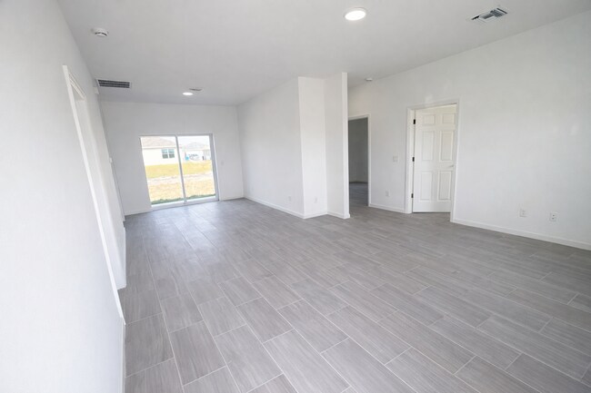 Foto del edificio - BRAND NEW MODERN SF HOME 3BD+den/2BA with GARAGE IN LEHIGH ACRES!
