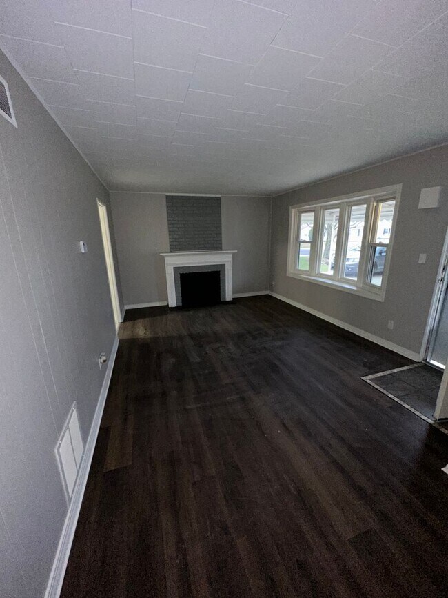 Building Photo - Charming 3 Bed 1 Bath Ranch House for Rent...